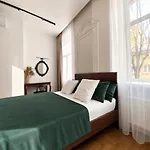 10, 2 кім ізольовані центр з балконом безкоштовна парковка Lviv