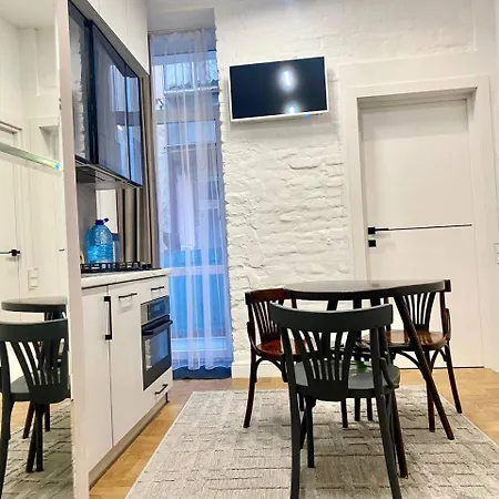 Apartment Favorit 2 кім безкоштовна парковка центр з балконом не далеко від ж д вокзалу звітні документи