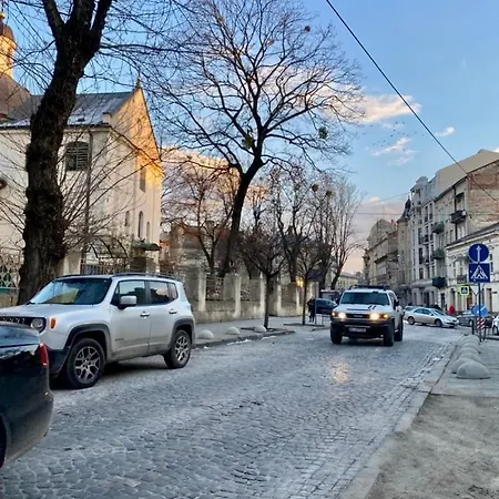 Favorit 2 кім безкоштовна парковка центр з балконом не далеко від ж д вокзалу звітні документи Lviv